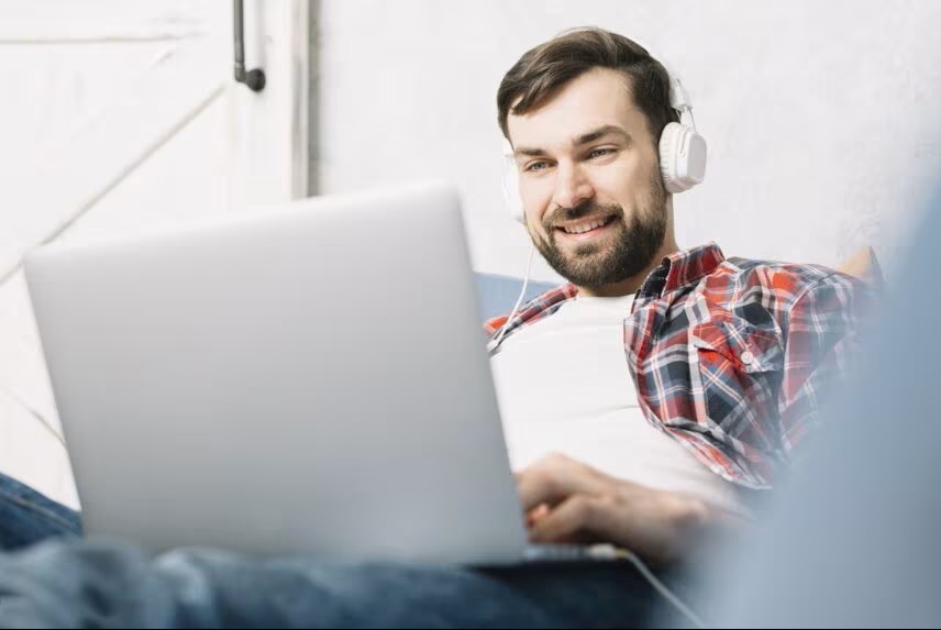 Trabalho híbrido muda gestão e pressiona benefícios